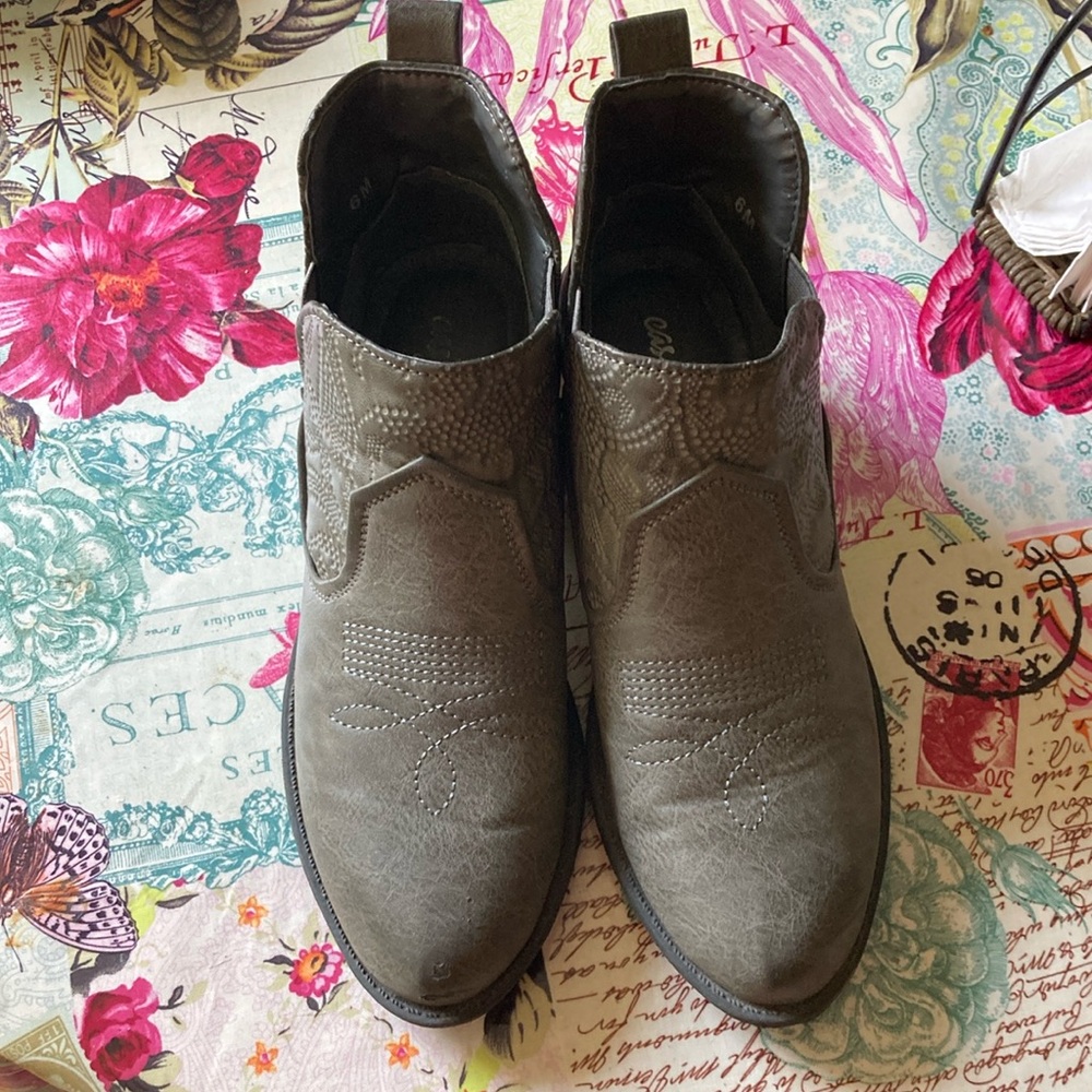 Easy Street gray booties low heel boories